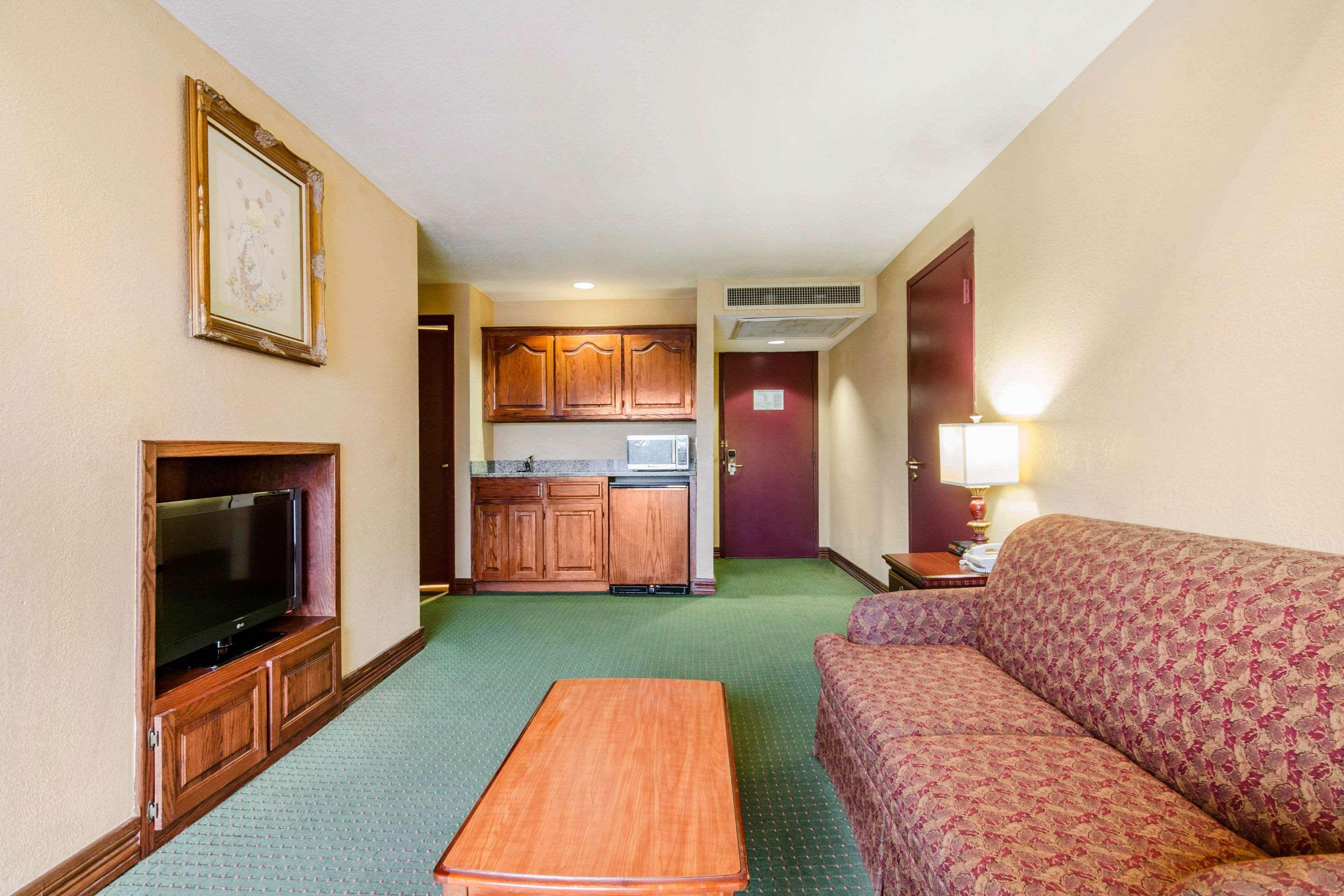 Quality Inn & Suites Carthage Bagian luar foto