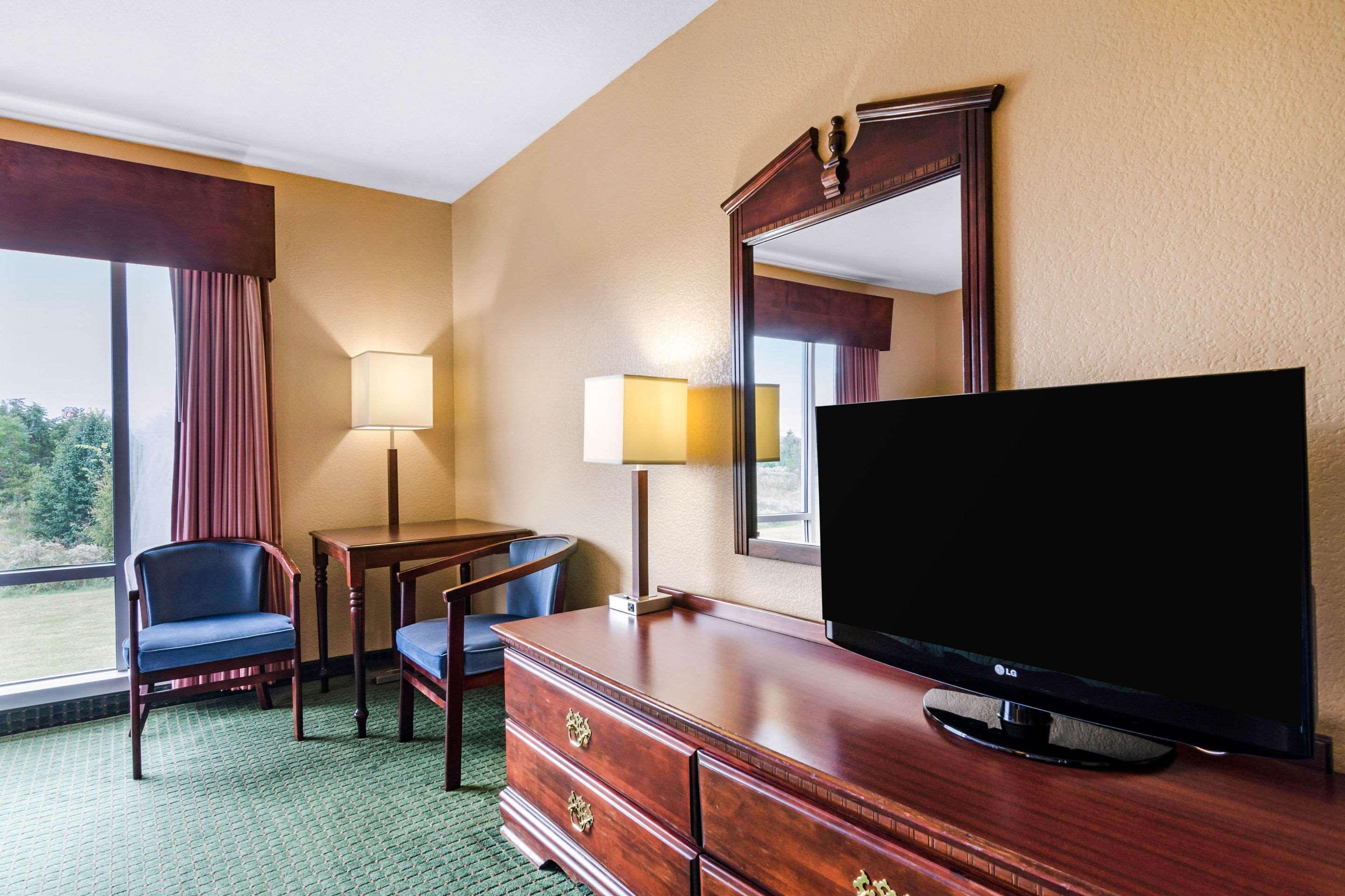 Quality Inn & Suites Carthage Bagian luar foto