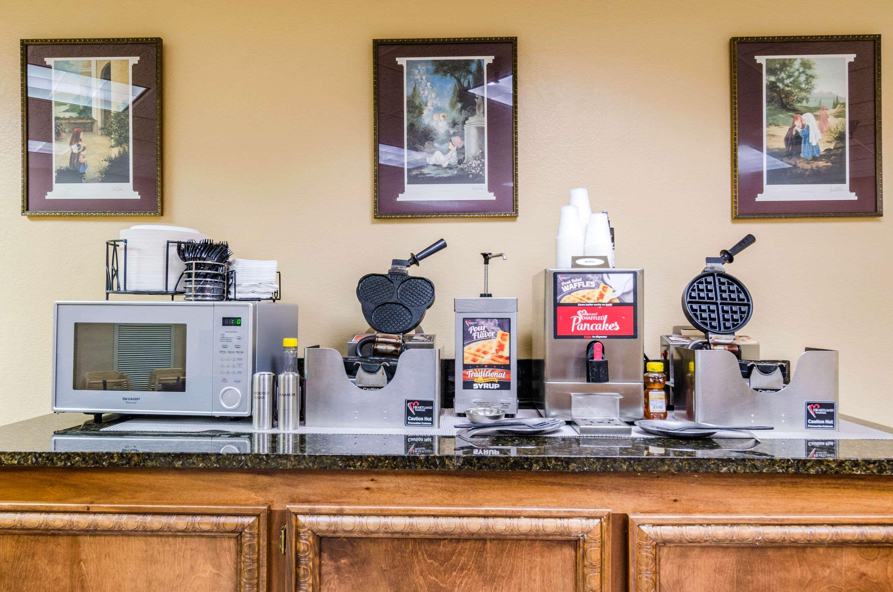 Quality Inn & Suites Carthage Bagian luar foto