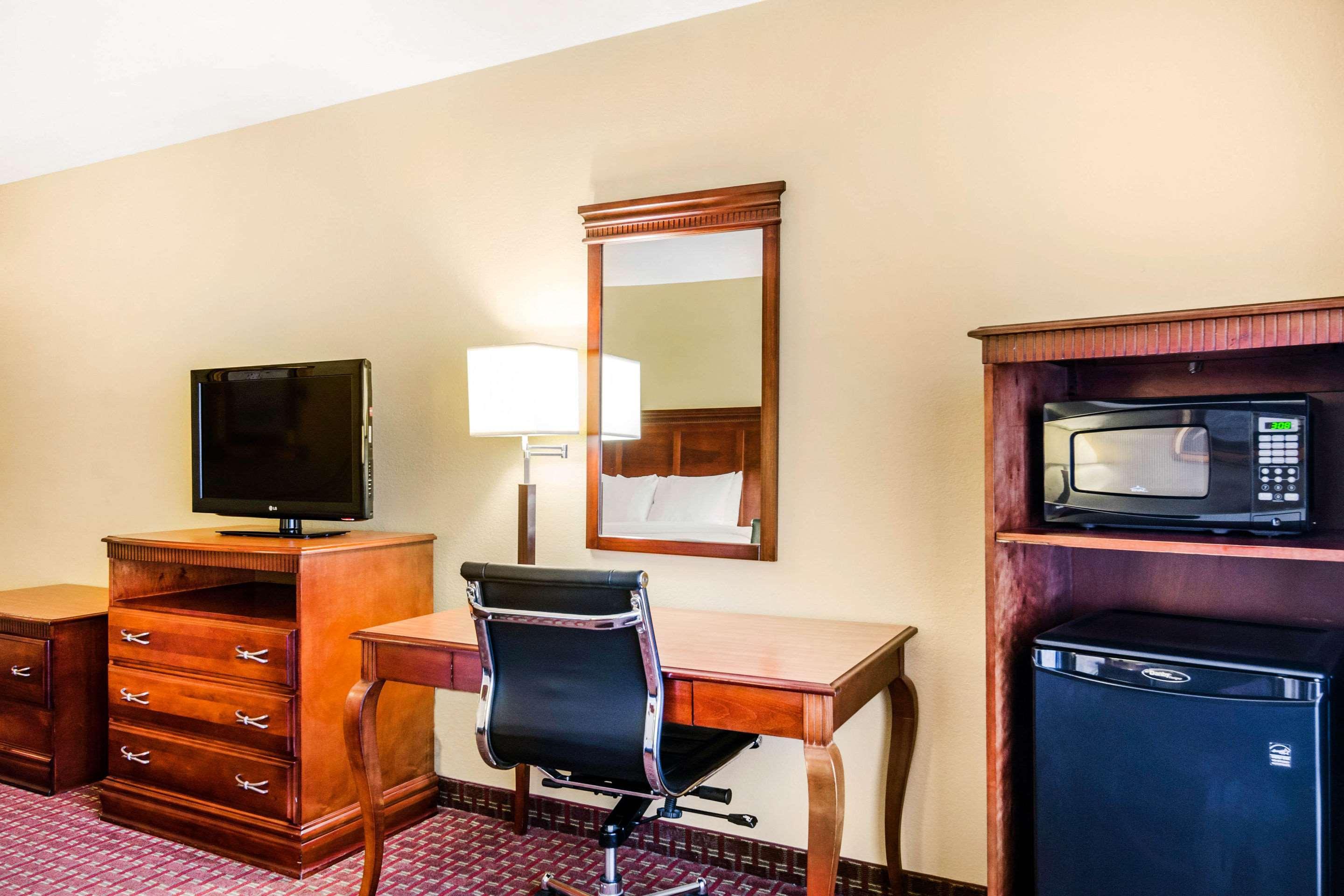 Quality Inn & Suites Carthage Bagian luar foto
