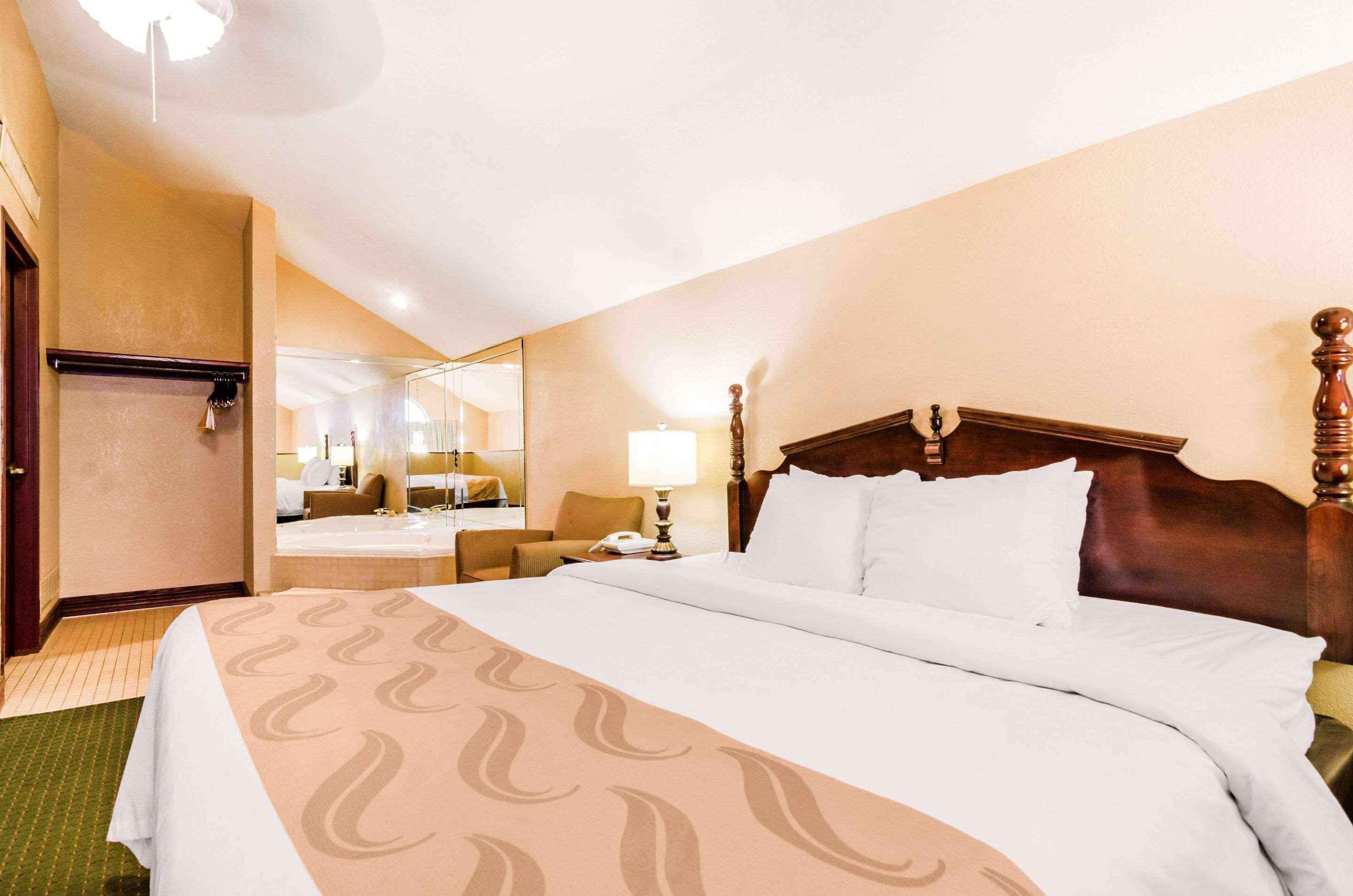 Quality Inn & Suites Carthage Bagian luar foto