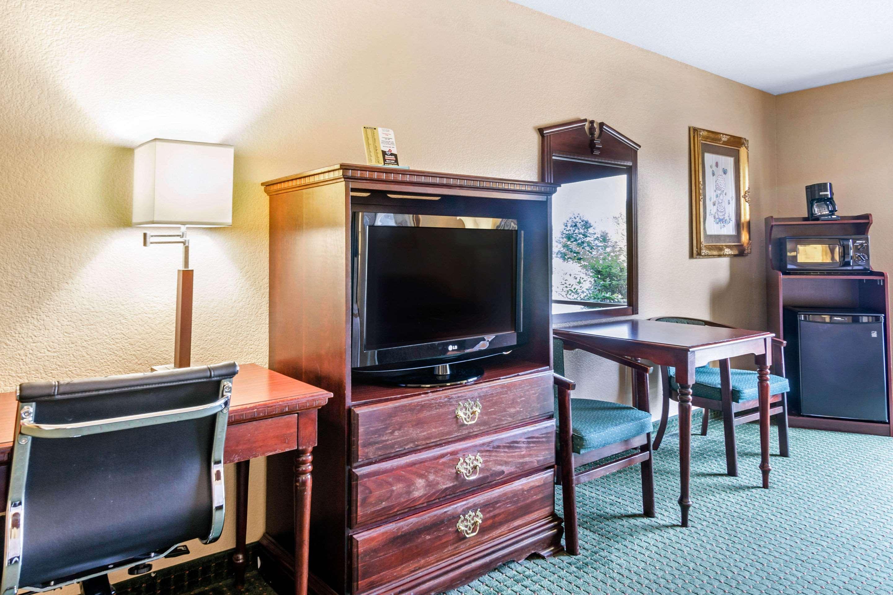 Quality Inn & Suites Carthage Bagian luar foto