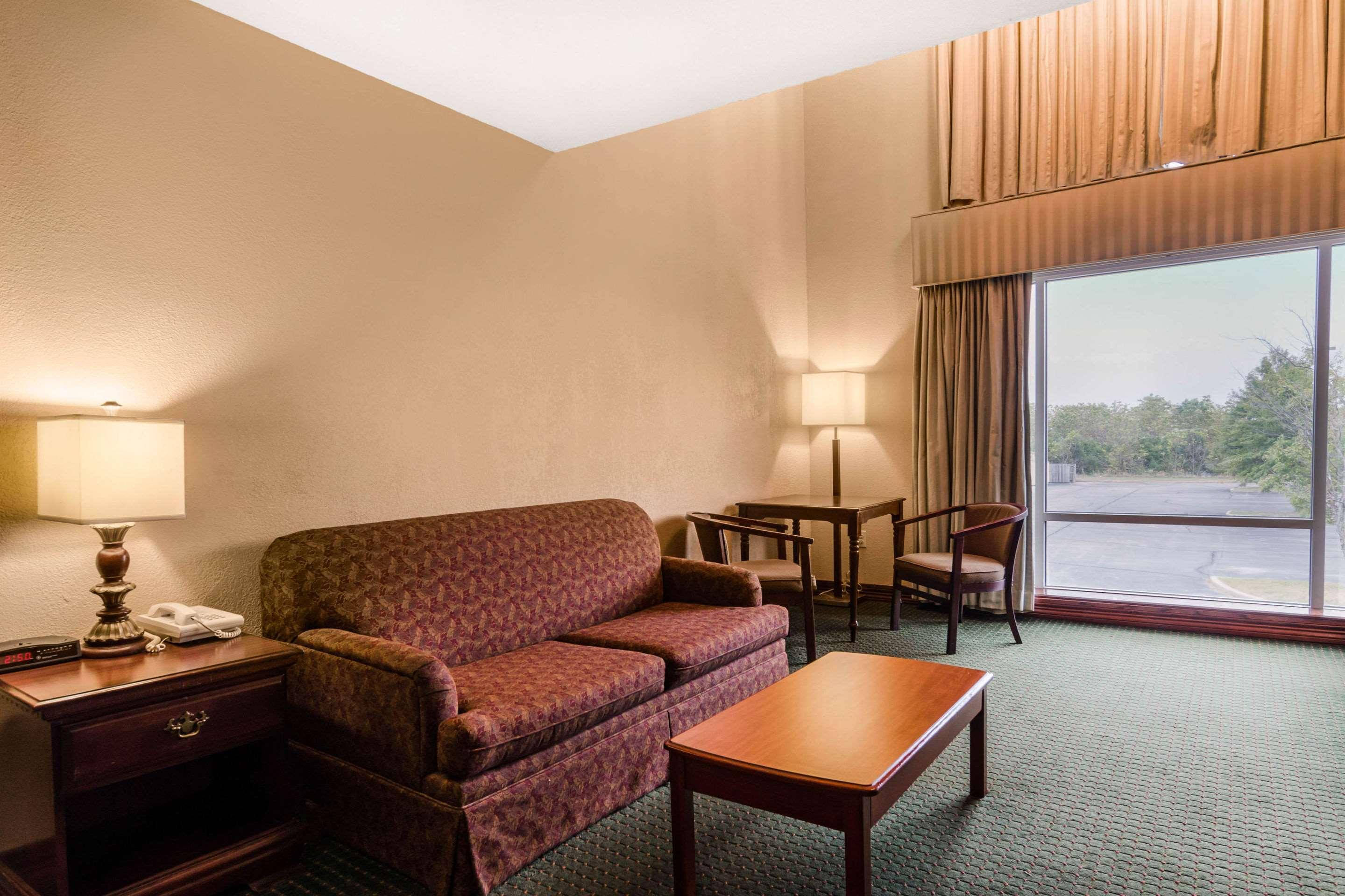 Quality Inn & Suites Carthage Bagian luar foto