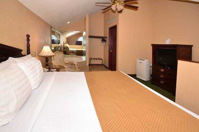 Quality Inn & Suites Carthage Bagian luar foto