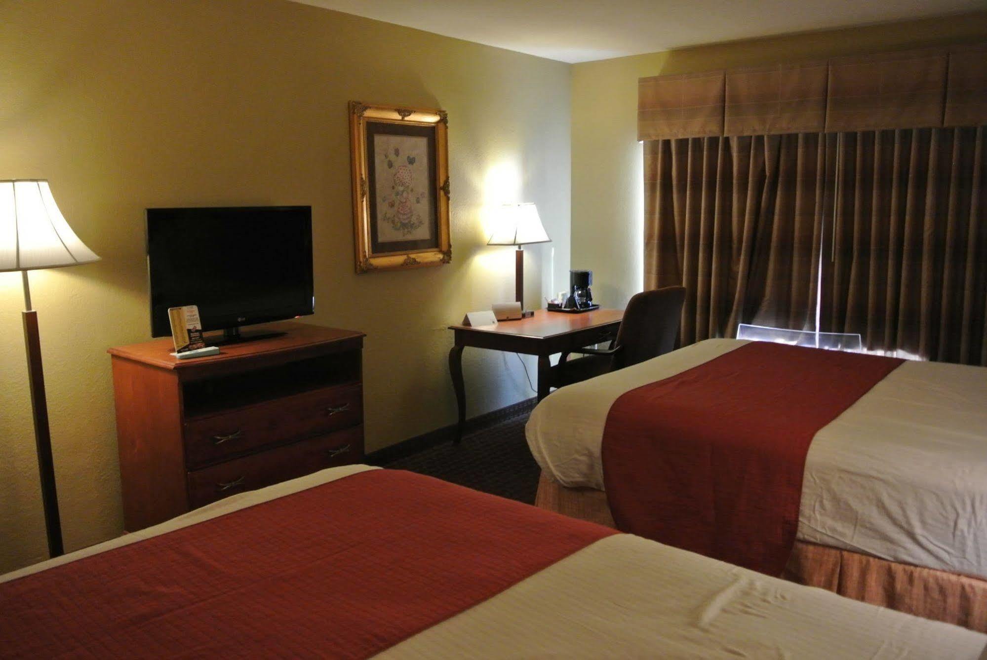 Quality Inn & Suites Carthage Bagian luar foto