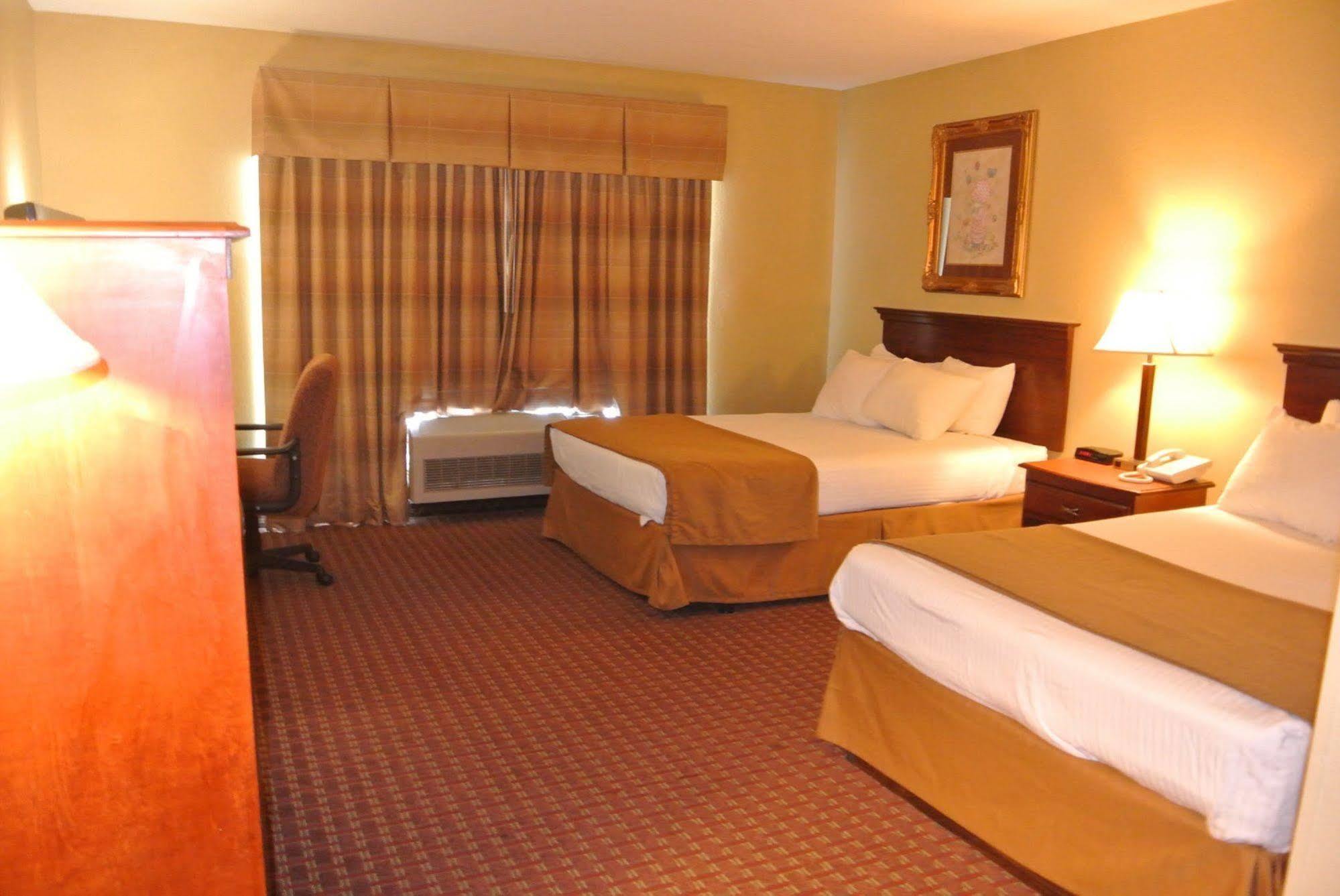 Quality Inn & Suites Carthage Bagian luar foto