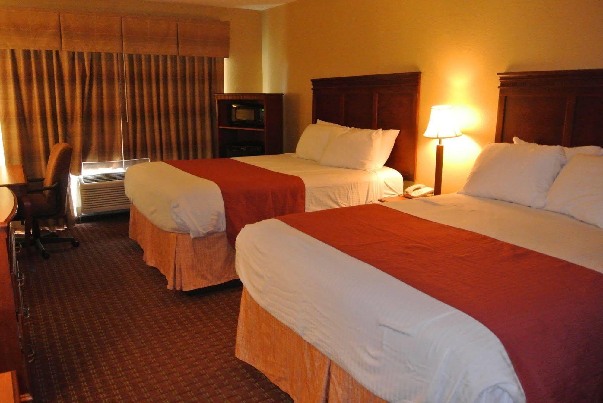 Quality Inn & Suites Carthage Bagian luar foto
