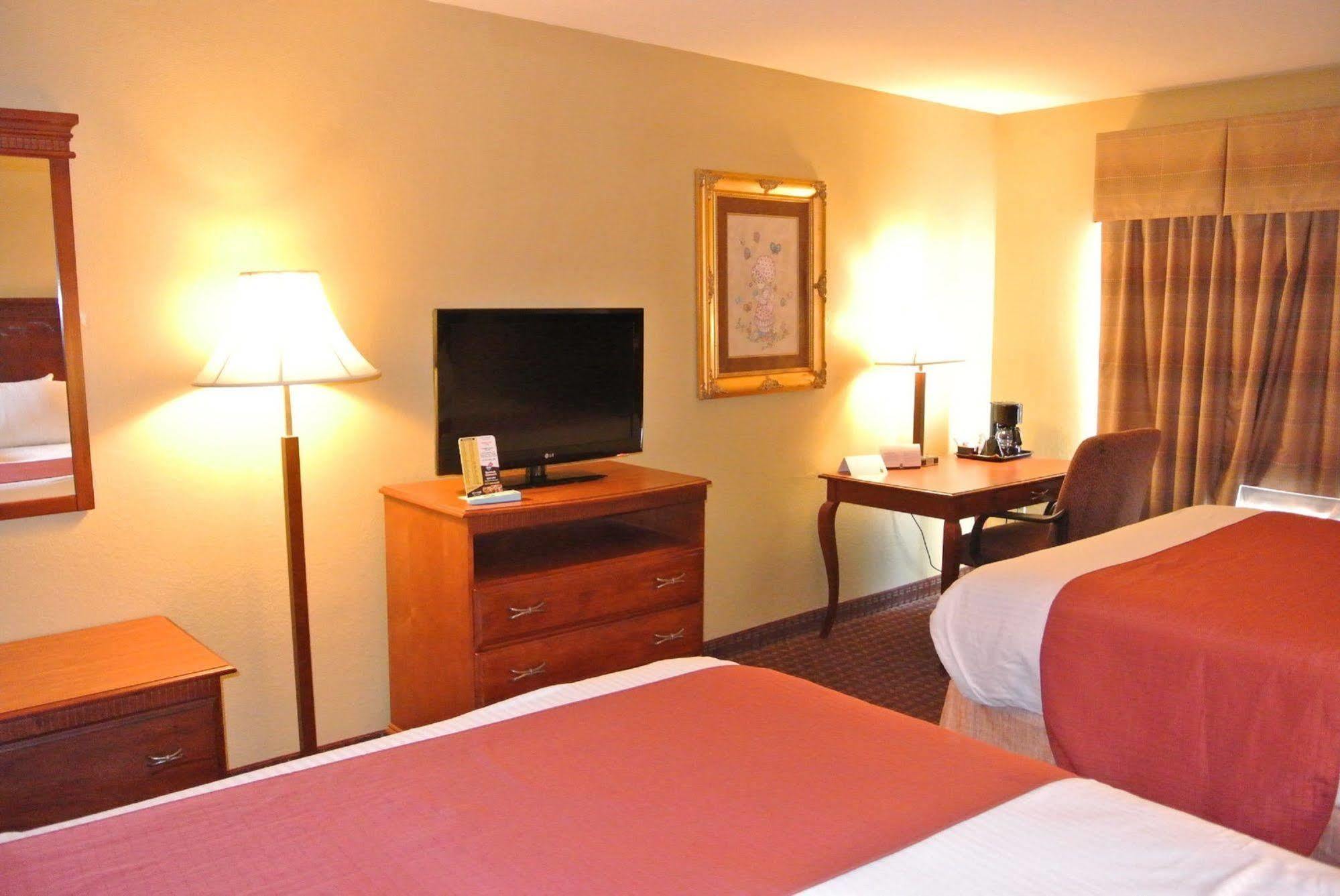 Quality Inn & Suites Carthage Bagian luar foto