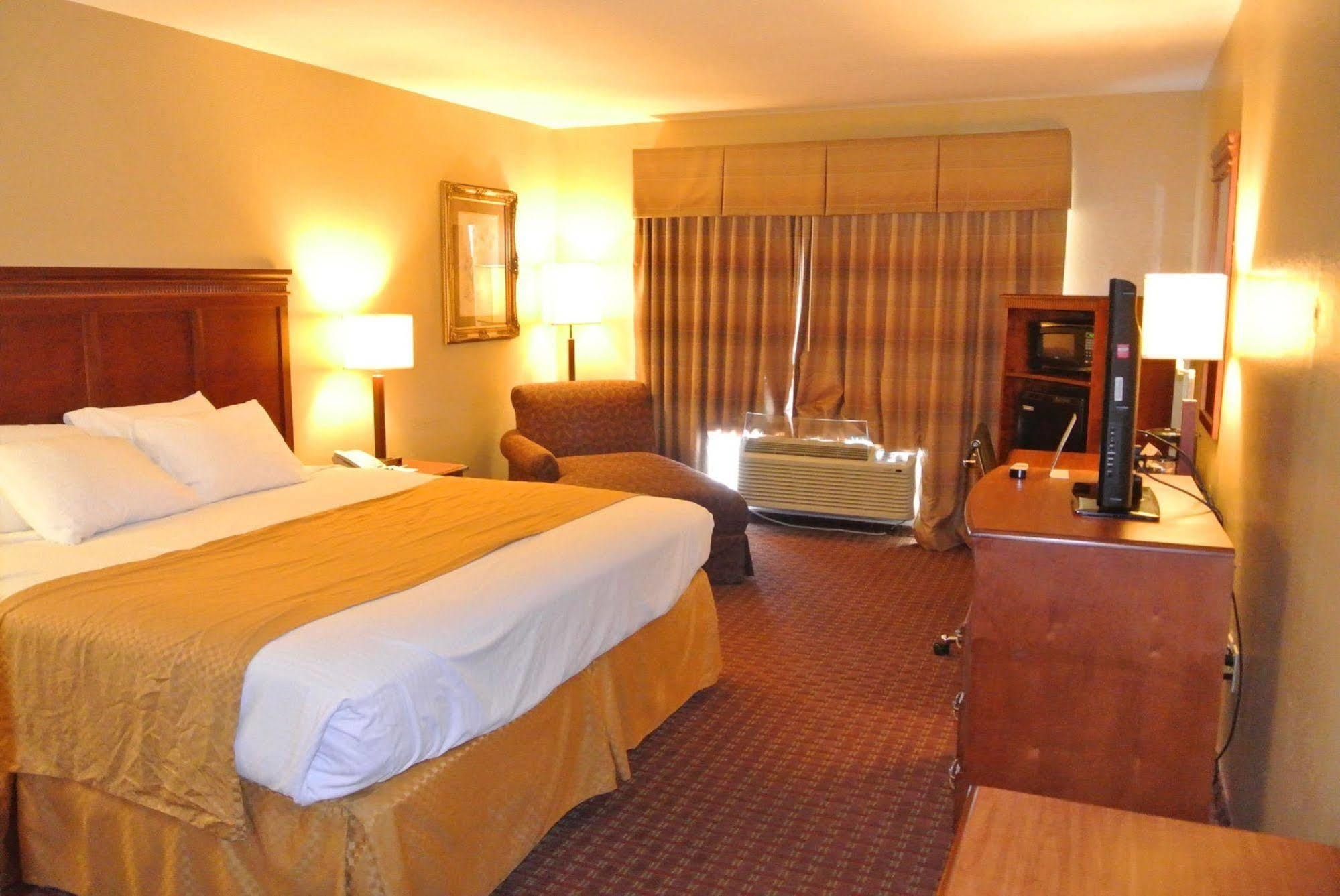 Quality Inn & Suites Carthage Bagian luar foto