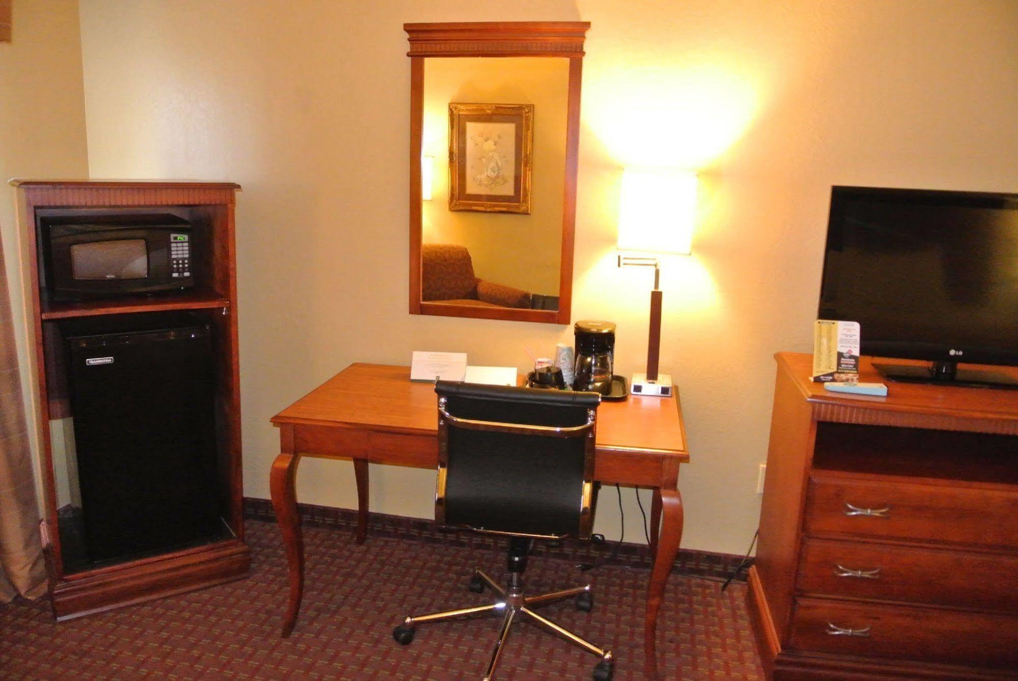Quality Inn & Suites Carthage Bagian luar foto