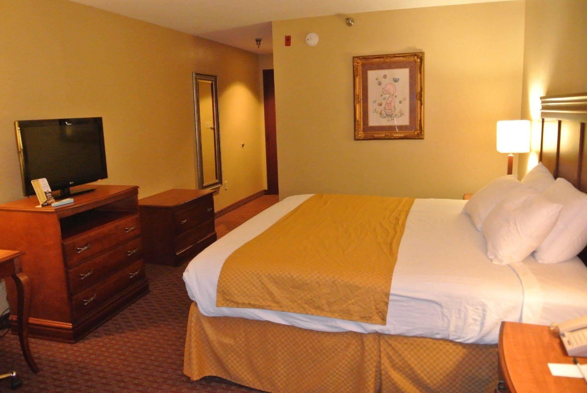 Quality Inn & Suites Carthage Bagian luar foto